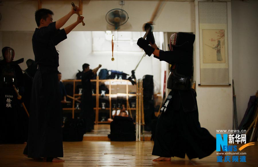 A female learner (R1) and fellows do the basic practices. She had advantage in nimbleness rather than physical strength.  (Photo/Xinhua) 