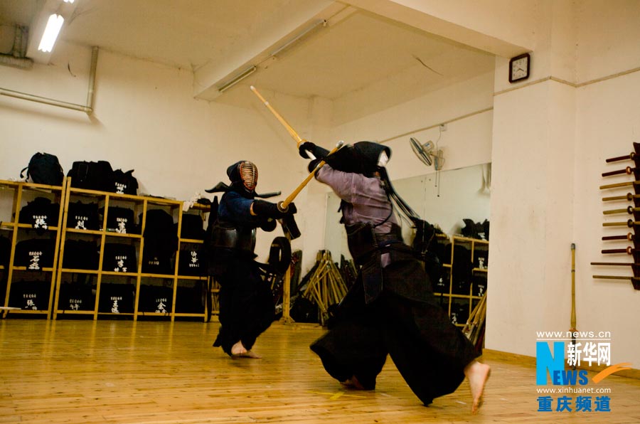 Kendo lovers practice combating skills at the club. (Photo/Xinhua)  