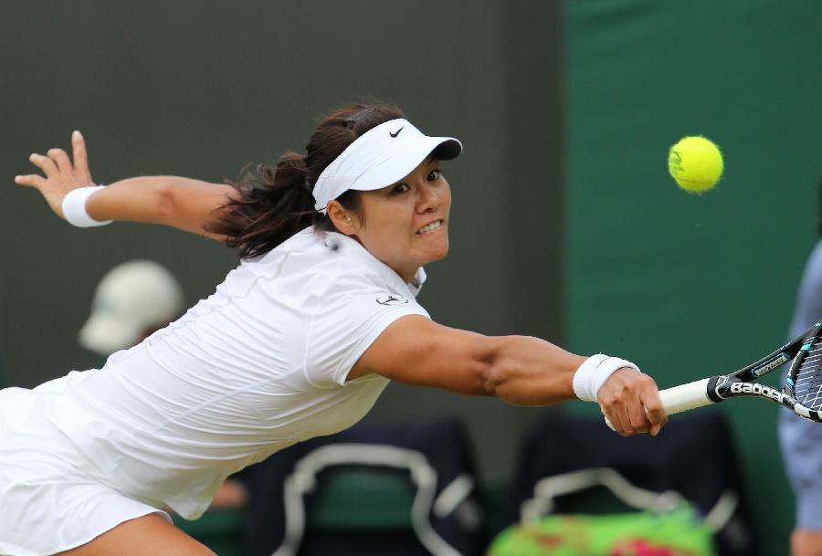 Li Na of China returns the ball during the second round of ladies' singles against Simona Halep of Romania on day 4 of the Wimbledon Lawn Tennis Championships at the All England Lawn Tennis and Croquet Club in London, Britain on June 27, 2013. Li won 2-1. (Xinhua/Yin Gang)