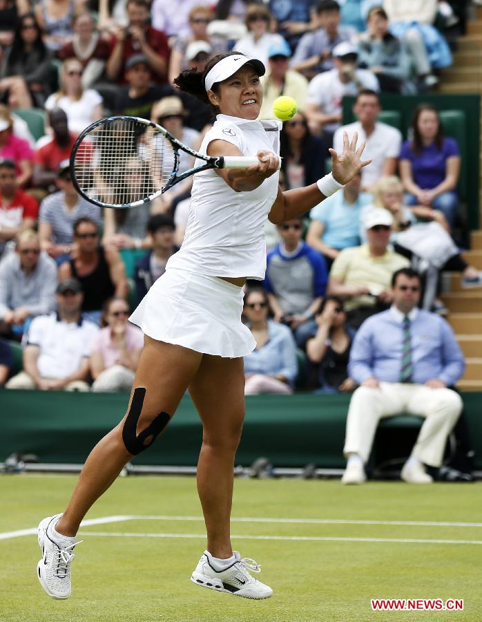 Li Na of China returns the ball during the second round of ladies' singles against Simona Halep of Romania on day 4 of the Wimbledon Lawn Tennis Championships at the All England Lawn Tennis and Croquet Club in London, Britain on June 27, 2013. Li won 2-1. (Xinhua/Yin Gang)