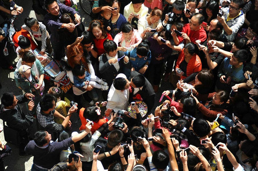 A gay wedding attracts lots of people in a small town of Fujian province on Oct. 2, 2012.  (Photo/CNTV)