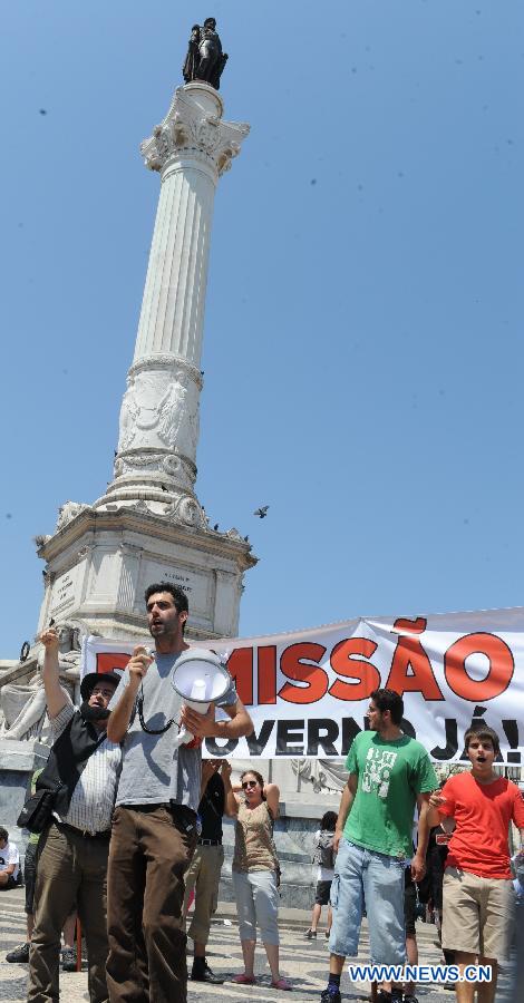 People participate in a protest against the government's austerity measures in Lisbon, June 27, 2013. The Portuguese staged a general strike across the country on Thursday fuelled by the prolonged economic recession in the bailed-out country. Meanwhile, thousands of Portuguese in Lisbon took to the street protesting against the government's austerity measures. (Xinhua/Zhang Liyun) 