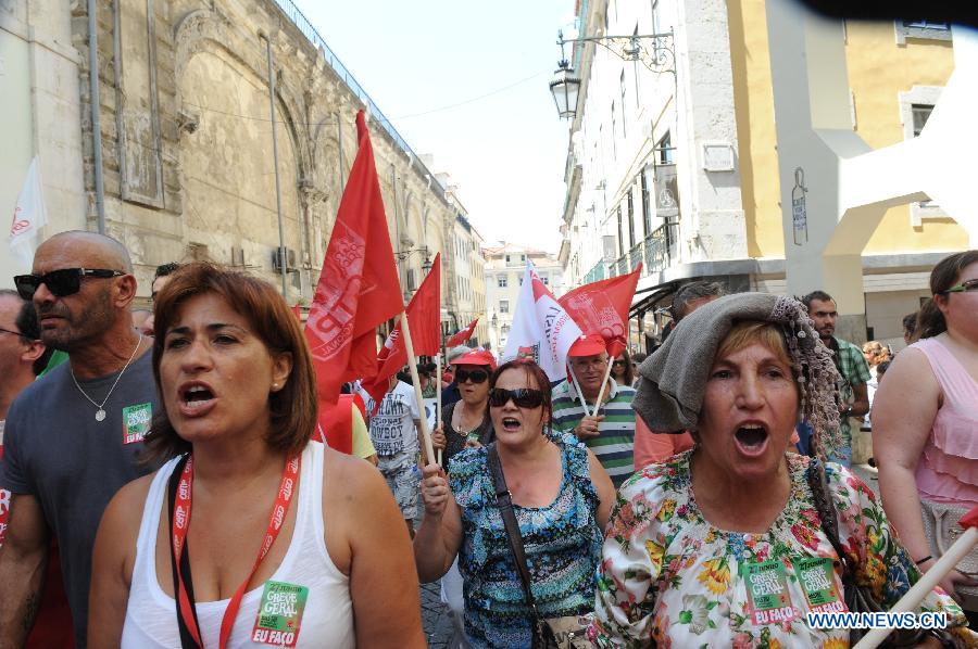 People participate in a protest against the government's austerity measures in Lisbon, June 27, 2013. The Portuguese staged a general strike across the country on Thursday fuelled by the prolonged economic recession in the bailed-out country. Meanwhile, thousands of Portuguese in Lisbon took to the street protesting against the government's austerity measures. (Xinhua/Zhang Liyun) 