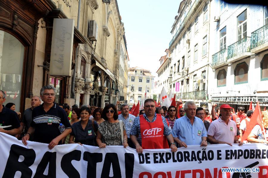 People participate in a protest against the government's austerity measures in Lisbon, June 27, 2013. The Portuguese staged a general strike across the country on Thursday fuelled by the prolonged economic recession in the bailed-out country. Meanwhile, thousands of Portuguese in Lisbon took to the street protesting against the government's austerity measures. (Xinhua/Zhang Liyun) 