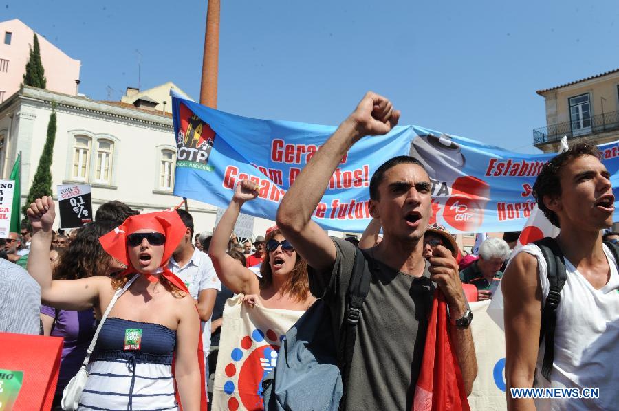 People participate in a protest against the government's austerity measures in Lisbon, June 27, 2013. The Portuguese staged a general strike across the country on Thursday fuelled by the prolonged economic recession in the bailed-out country. Meanwhile, thousands of Portuguese in Lisbon took to the street protesting against the government's austerity measures. (Xinhua/Zhang Liyun) 