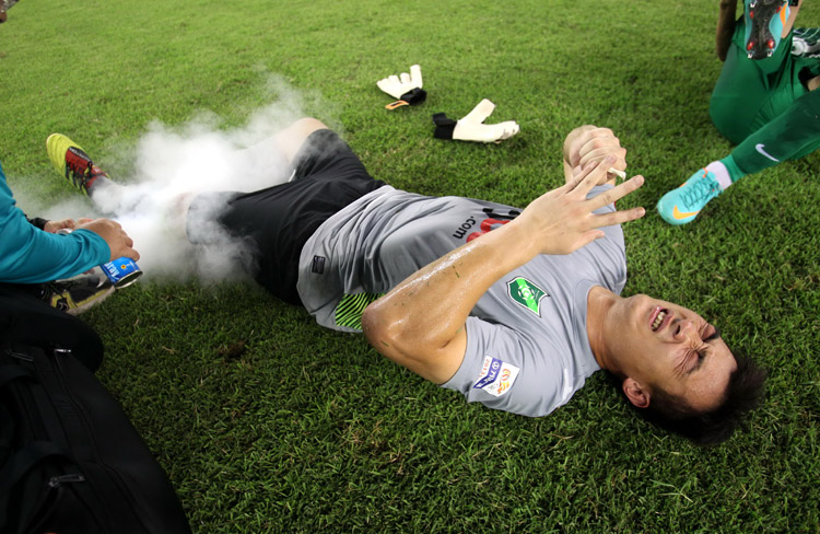 Jiang Bo still keeps going with his injury during the match between Hangzhou Greentown and Beijing Guoan in round 13 of China's Super League. (Photo/Osports)