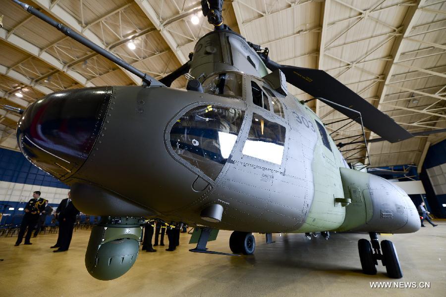 A new CH-147F Chinook helicopter is displayed at the unveiling ceremony in Ottawa June 27, 2013. The 15 newly purchased F-model Chinooks will be engaged in support, domestic and foreign operations for the Royal Canadian Air Force's reactivated "450 Tactical Helicopter Squadron" based in Petawawa, Ontario. (Xinhua/James Park)