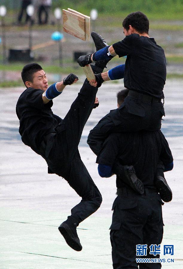 Armed police in Shanghai hold an anti-terrorist drill on June 27, 2013. The members demonstrated fighting, shooting and round up skills in the anti-terrorist drill. (Xinhua/Fan Jun)