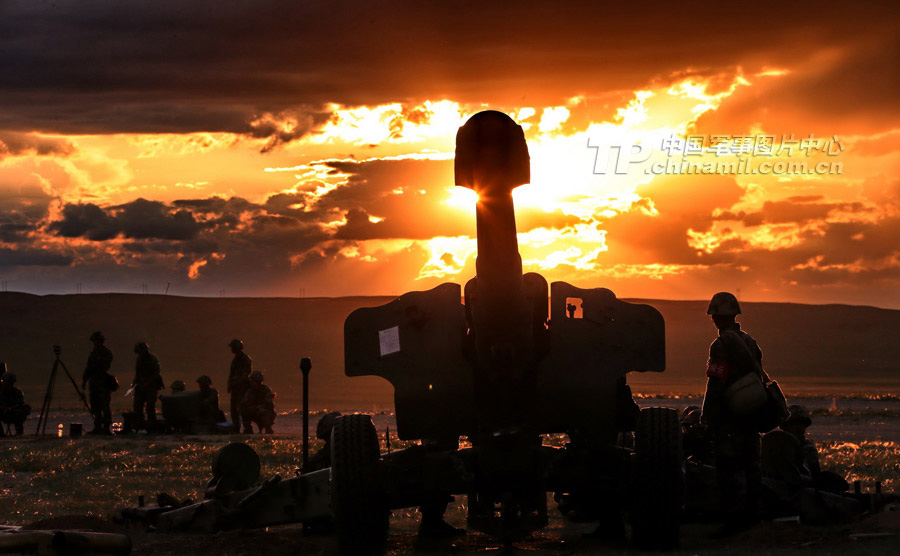 The officers and men of the two artillery regiments conduct live-ammunition firing drill at the Zhurihe Combined Tactics Training Base in Inner Mongolia. (China Military Online /Qiao Tianfu)