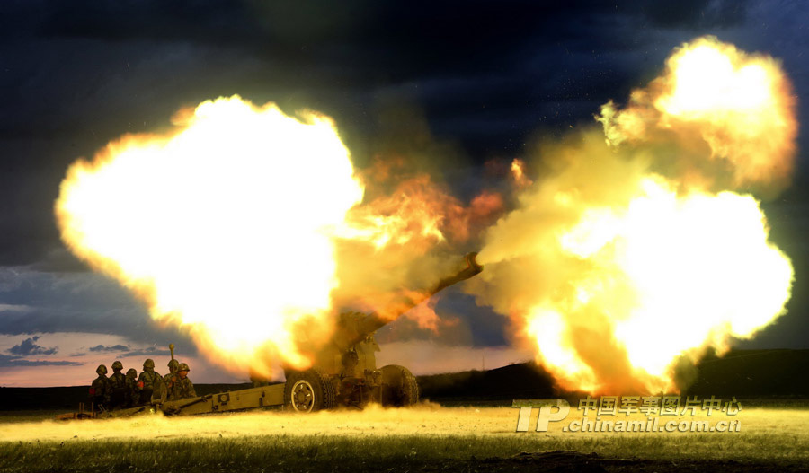 The officers and men of the two artillery regiments conduct live-ammunition firing drill at the Zhurihe Combined Tactics Training Base in Inner Mongolia. (China Military Online /Qiao Tianfu)