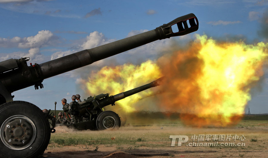 The officers and men of the two artillery regiments conduct live-ammunition firing drill at the Zhurihe Combined Tactics Training Base in Inner Mongolia. (China Military Online /Qiao Tianfu)