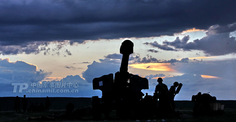 The officers and men of the two artillery regiments conduct live-ammunition firing drill at the Zhurihe Combined Tactics Training Base in Inner Mongolia. (China Military Online /Qiao Tianfu)