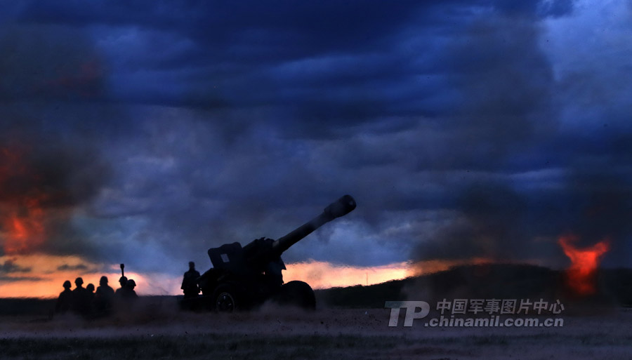 The officers and men of the two artillery regiments conduct live-ammunition firing drill at the Zhurihe Combined Tactics Training Base in Inner Mongolia. (China Military Online /Qiao Tianfu)