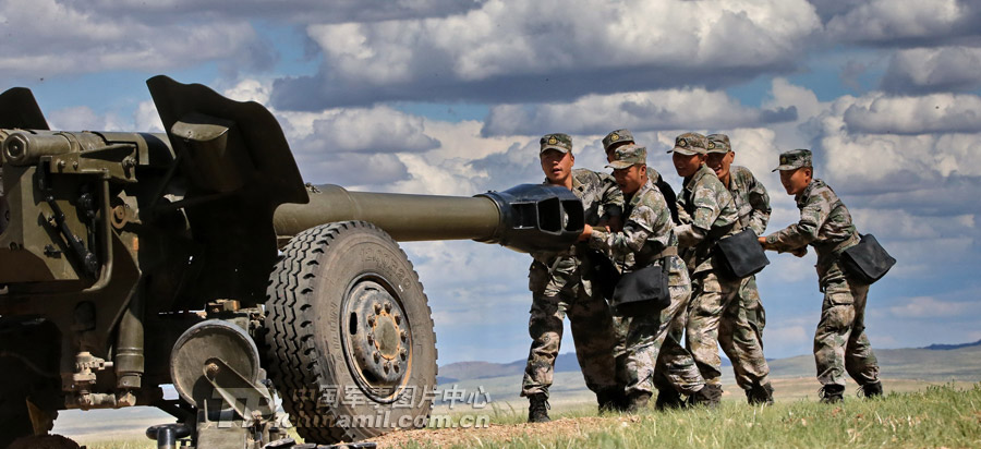 The officers and men of the two artillery regiments conduct live-ammunition firing drill at the Zhurihe Combined Tactics Training Base in Inner Mongolia. (China Military Online /Qiao Tianfu)