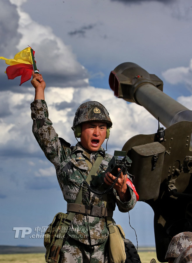 The officers and men of the two artillery regiments conduct live-ammunition firing drill at the Zhurihe Combined Tactics Training Base in Inner Mongolia. (China Military Online /Qiao Tianfu)