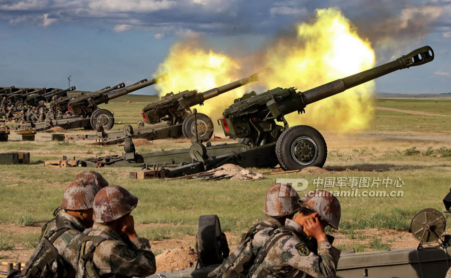 The officers and men of the two artillery regiments conduct live-ammunition firing drill at the Zhurihe Combined Tactics Training Base in Inner Mongolia. (China Military Online /Qiao Tianfu)