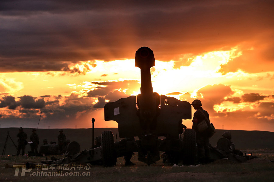 The officers and men of the two artillery regiments conduct live-ammunition firing drill at the Zhurihe Combined Tactics Training Base in Inner Mongolia. (China Military Online /Qiao Tianfu)