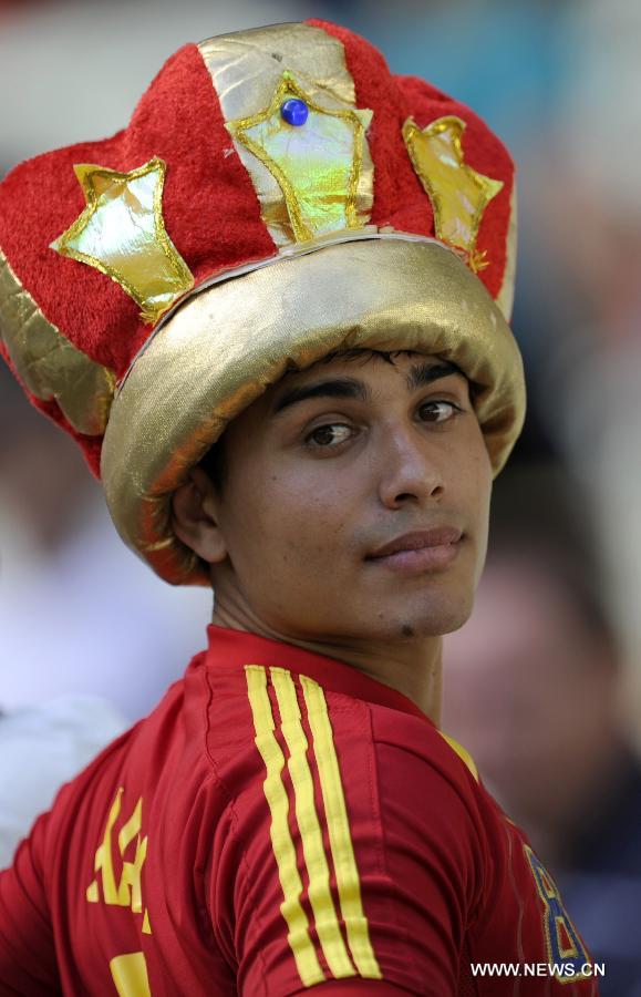 A fan of Spain reacts prior to the FIFA's Confederations Cup Brazil 2013 semifinal match against Italy held at Castelao Stadium in Fortaleza, Brazil, on June 27, 2013. Spain won 7-6 in a penalty shoot-out. (Xinhua/Weng Xinyang)