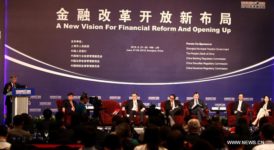 Delegates attend the Lujiazui Forum in Shanghai, east China, June 28, 2013. The forum, themed on "A New Vision for Financial Reform and Opening Up" opened here on Friday. (Xinhua/Pei Xin)