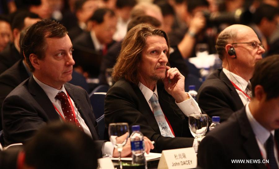 Delegates attend the Lujiazui Forum in Shanghai, east China, June 28, 2013. The forum, themed on "A New Vision for Financial Reform and Opening Up" opened here on Friday. (Xinhua/Pei Xin) 