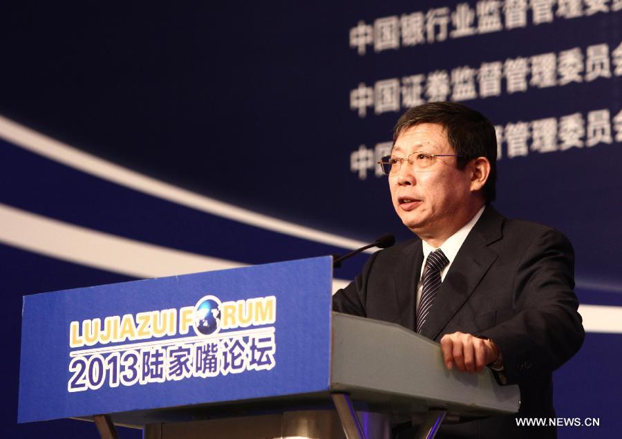 Shanghai Mayor Yang Xiong addresses the Lujiazui Forum in Shanghai, east China, June 28, 2013. The forum, themed on "A New Vision for Financial Reform and Opening Up" opened here on Friday. (Xinhua/Pei Xin) 
