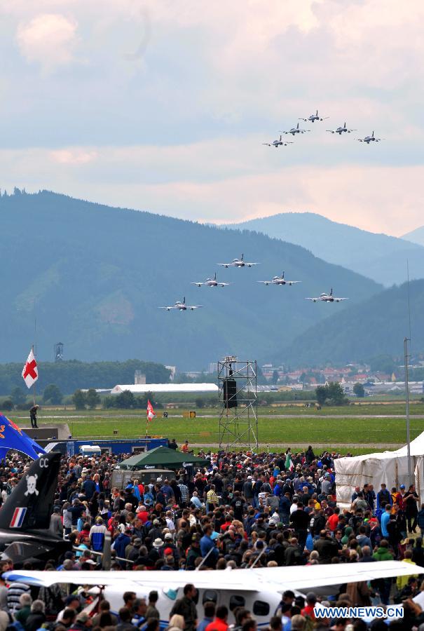 "Frecce Tricolori", the Italian airforce aerobatic display team, perform during the Airpower 13 air show in Zeltweg, Steiermark of Austria, June 28, 2013. (Xinhua/Qian Yi) 