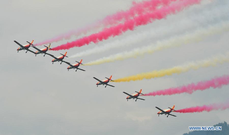 Spanish Airforce Aerobatic Team "Patrulla Aguila" performs during the Airpower 13 air show in Zeltweg, Steiermark of Austria, June 28, 2013. (Xinhua/Qian Yi) 