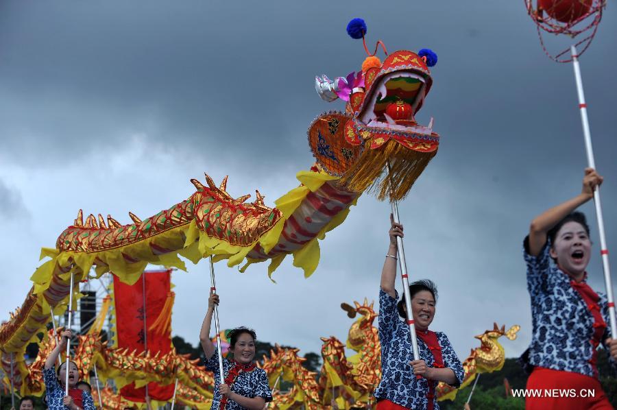 People perform dragon dance during a folk art awards event in Nanning, capital of south China's Guangxi Zhuang Autonomous Region, June 28, 2013. (Xinhua/Zhou Hua) 