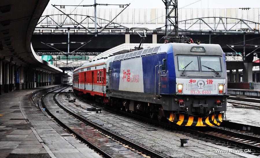 The train K1124 from northeast China's Harbin to south China's Haikou leaves Harbin, capital of northeast China's Heilongjiang Province, June 28, 2013. The train which travels 4,458 kilometers for 65 hours has connected China's northernmost capital city Harbin of Heilongjiang Province with southernmost capital city Haikou of Hainan Province. (Xinhua/Wang Jianwei) 