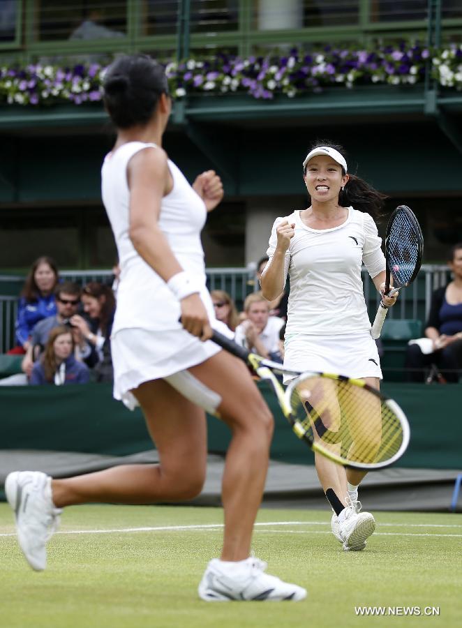 Zheng Jie(R) of China and Vania King of the United States celebrate during the second round of women's doubles against Tsvetana Pironkova of Bulgaria and Yanina Wickmayer of Belgium on day 5 of the Wimbledon Lawn Tennis Championships at the All England Lawn Tennis and Croquet Club in London, Britain, on June 28, 2013. Zheng Jie and Vania King won 2-0. (Xinhua/Wang Lili)