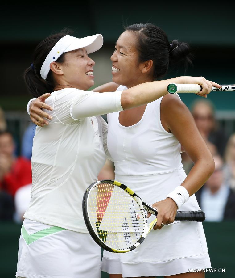 Zheng Jie(L) of China and Vania King of the United States celebrate after the second round of women's doubles against Tsvetana Pironkova of Bulgaria and Yanina Wickmayer of Belgium on day 5 of the Wimbledon Lawn Tennis Championships at the All England Lawn Tennis and Croquet Club in London, Britain, on June 28, 2013. Zheng Jie and Vania King won 2-0. (Xinhua/Wang Lili)