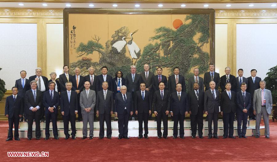 Chinese Premier Li Keqiang (C, front) poses for a photo with overseas personages who are here to attend the Third Global Think Tank Summit, in Beijing, capital of China, June 28, 2013. (Xinhua/Xie Huanchi) 