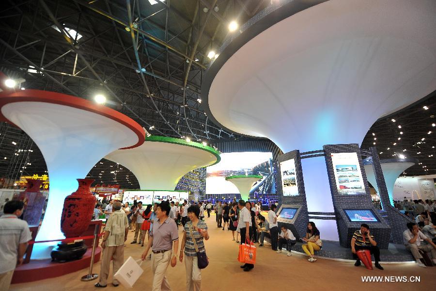 People visit the 1st Shanxi Cultural Industry Expo in Taiyuan, capital of north China's Shanxi Province, June 29, 2013. The exhibition will last till July 3. (Xinhua/Zhan Yan) 