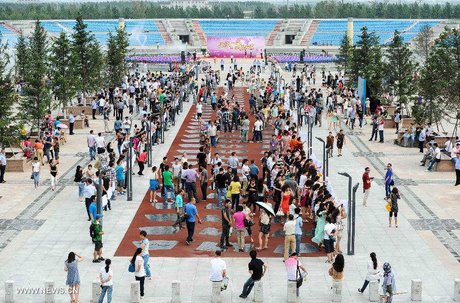 People attend a blind date party at a park in Changchun, capital of northeast China's Jilin Province, June 30, 2013. (Xinhua/Xu Chang)