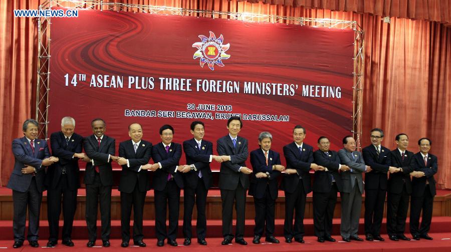 Foreign Ministers of member countries of the Association of Southeast Asian Nations (ASEAN) and China, Japan, South Korea pose for group photos with ASEAN Secretary-General Le Luong Minh (1st R) during an ASEAN+3 ministerial meeting in Bandar Seri Begawan, Brunei, on June 30, 2013. Chinese Foreign Minister Wang Yi on Sunday asked for efforts to make cooperation between the Association of Southeast Asian Nations (ASEAN) and China, Japan, South Korea the main cooperation channel in East Asia. (Xinhua/Jin Yi)