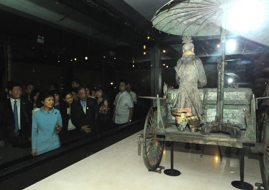 Republic of Korea (ROK) President Park Geun-hye visits the Emperor Qinshihuang's Mausoleum Site Museum in Xi'an, capital city of northwest China's Shaanxi Province, on June 30, 2013. Park on Sunday visited the ancient terracotta army, buried for centuries to guard the tomb of China's first emperor Qinshihuang of the Qin Dynasty (221 BC-207 BC). (Xinhua/Ding Haitao) 