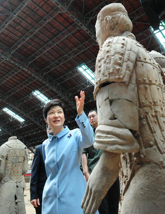 Republic of Korea (ROK) President Park Geun-hye visits the ancient terracotta army, buried for centuries to guard the tomb of China's first emperor Qinshihuang of the Qin Dynasty (221 BC-207 BC), in Xi'an, capital city of northwest China's Shaanxi Province, on June 30, 2013. (Xinhua/Ding Haitao)