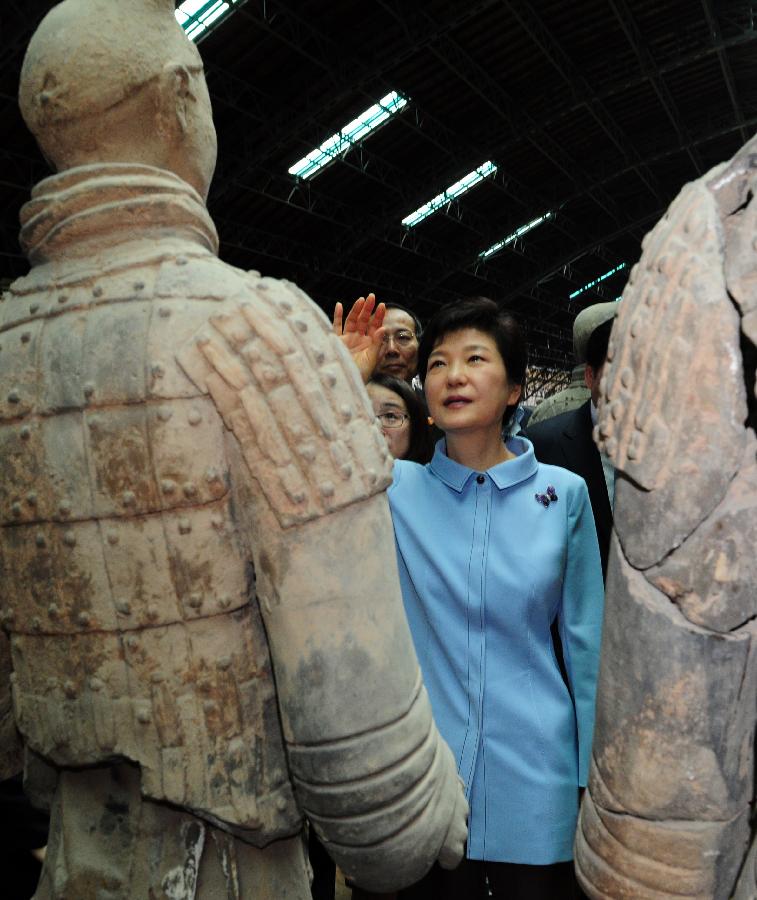 Republic of Korea (ROK) President Park Geun-hye visits the ancient terracotta army, buried for centuries to guard the tomb of China's first emperor Qinshihuang of the Qin Dynasty (221 BC-207 BC), in Xi'an, capital city of northwest China's Shaanxi Province, on June 30, 2013. (Xinhua/Ding Haitao) 