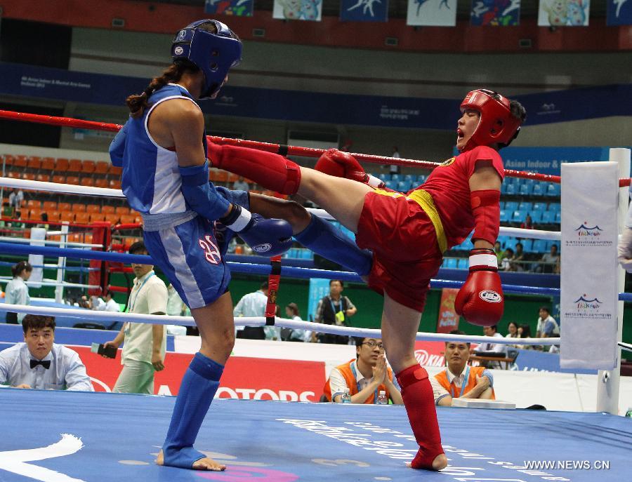 Yuan Xiaoyan (R) of China and Aoun Anita of Lebanon compete during their Muay women's 51kg quarterfinal fight during the 4th Asian Indoor and Martial Arts Games (AIMAG) in Incheon, South Korea, June 30, 2013. Yuan Xiaoyan won 5-0. (Xinhua/Park Jin-hee)