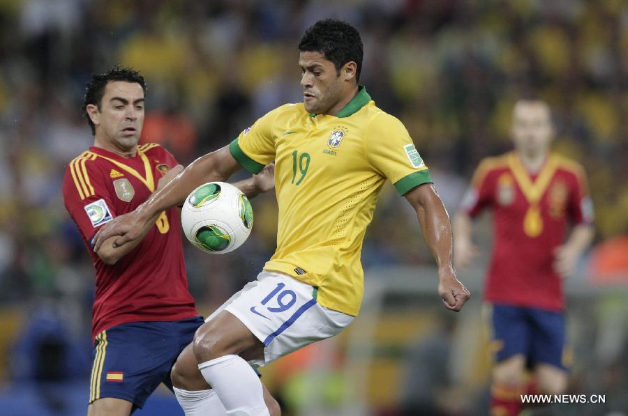 Brazil's Hulk (R) vies for the ball with Xavi Hernandez (L) of Spain, during the final of the FIFA's Confederations Cup Brazil 2013 match, held at Maracana Stadium, in Rio de Janeiro, Brazil, on June 30, 2013. (Xinhua/Guillermo Arias)