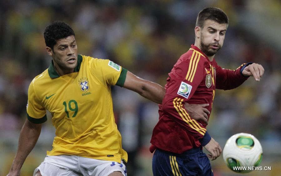 Brazil's Hulk (L) vies for the ball with Gerard Pique (R) of Spain, during the final of the FIFA's Confederations Cup Brazil 2013 match, held at Maracana Stadium, in Rio de Janeiro, Brazil, on June 30, 2013. (Xinhua/Guillermo Arias)