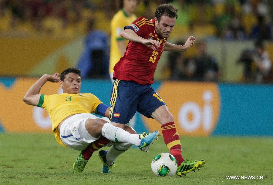 Brazil's Thiago Silva (L) vies for the ball with Juan Mata (R) of Spain, during the final of the FIFA's Confederations Cup Brazil 2013 match, held at Maracana Stadium, in Rio de Janeiro, Brazil, on June 30, 2013. (Xinhua/David de la Paz)