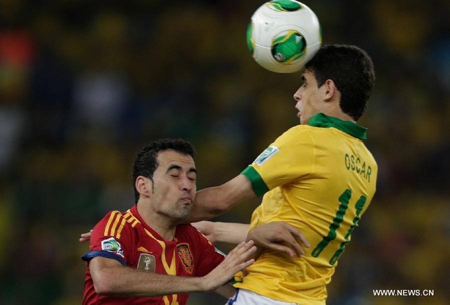 Brazil's Oscar (R) vies for the ball with Sergio Busquets (L) of Spain, during the final of the FIFA's Confederations Cup Brazil 2013 match, held at Maracana Stadium, in Rio de Janeiro, Brazil, on June 30, 2013. (Xinhua/David de la Paz)