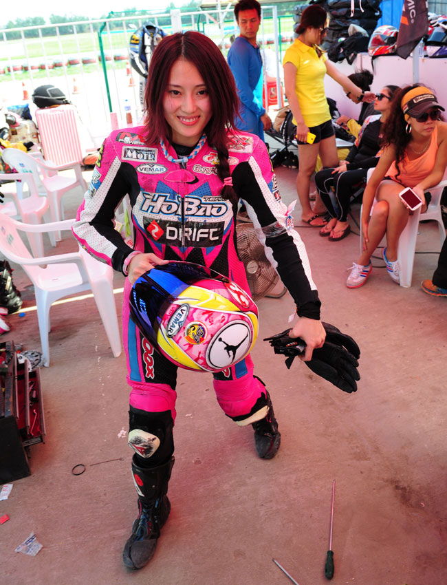 Li Ruiyun, a motorcycle racer from Taiwan, prepares for the China National Road Racing Championship in Xi'an on June 22, 2013. (Xinhua/Ding Haitao)