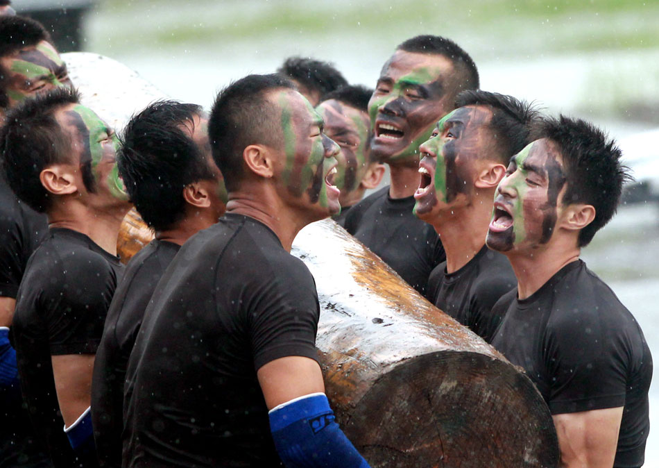 Armed police in Shanghai hold an anti-terrorist drill on June 27, 2013. The members demonstrated fighting, shooting and round up skills in the anti-terrorist drill. (Xinhua/Fan Jun)