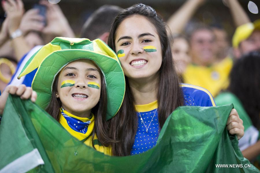 Fans react during the closure ceremony of the FIFA's Confederations Cup Brazil 2013 in Rio de Janeiro, Brazil, on June 30, 2013. (Xinhua/Straffonimages)