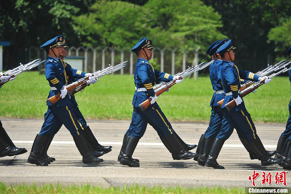 The PLA Hong Kong Garrison opens Shek Kong and Sun Wai Barracks to public on June 30, 2013 to celebrate the 16th anniversary of Hong Kong's return to China. (Chinanews.com/Chen Wen)