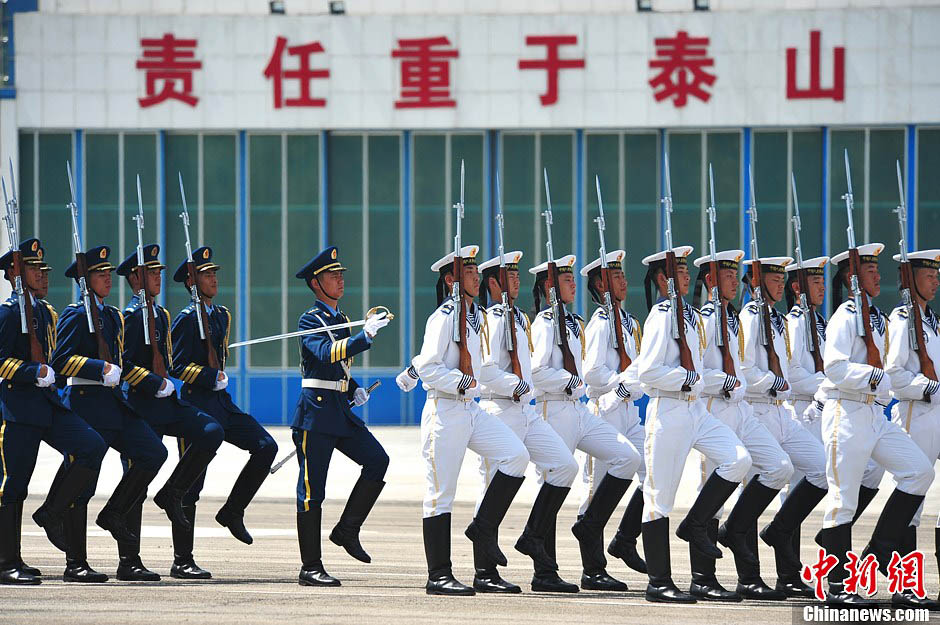 The PLA Hong Kong Garrison opens Shek Kong and Sun Wai Barracks to public on June 30, 2013 to celebrate the 16th anniversary of Hong Kong's return to China. (Chinanews.com/Chen Wen)