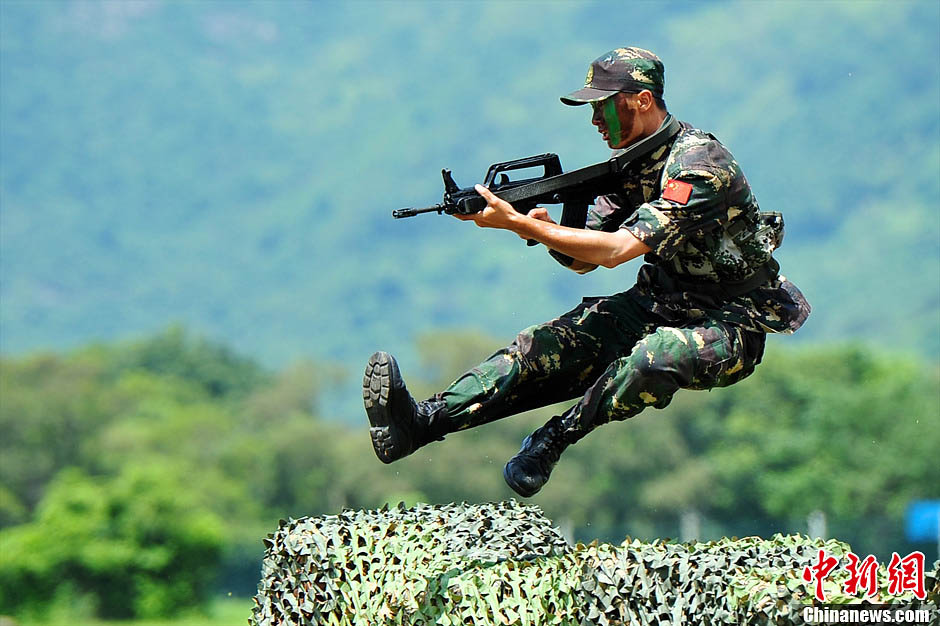 The PLA Hong Kong Garrison opens Shek Kong and Sun Wai Barracks to public on June 30, 2013 to celebrate the 16th anniversary of Hong Kong's return to China. (Chinanews.com/Chen Wen)