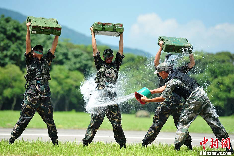 The PLA Hong Kong Garrison opens Shek Kong and Sun Wai Barracks to public on June 30, 2013 to celebrate the 16th anniversary of Hong Kong's return to China. (Chinanews.com/Chen Wen)